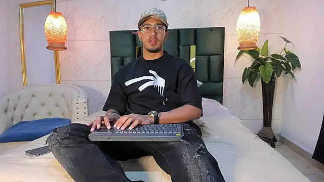 Snapshot of Brand_Collins chatting on 28, 11, 2025 Brand Collins online show from 28, 11, 2025