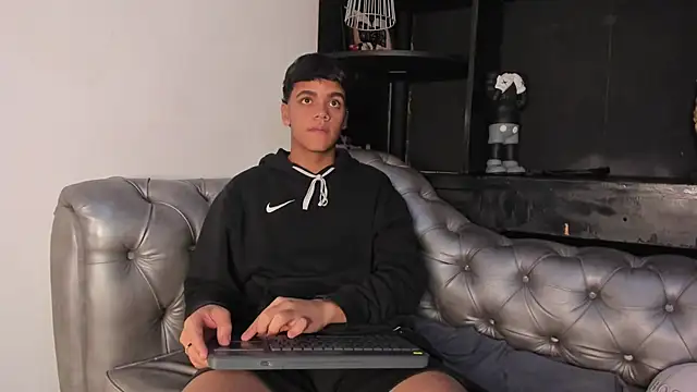 Snapshot of Isaac_Collins_ chatting on 29, 11, 2025 Isaac Collins online show from 29, 11, 2025