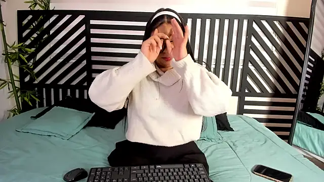 luna cute   online show from 7, 1, 2026