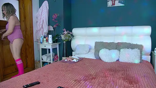 Cougar Milff online show from 9, 4, 2026