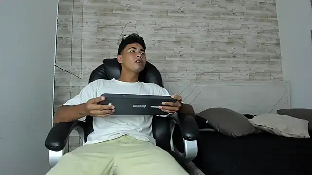 Simon Pernia online show from 1, 12, 2025