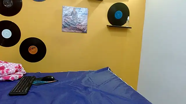 Snapshot of thecatsweet833 chatting on 2, 12, 2025 thecatsweet833 online show from 2, 12, 2025