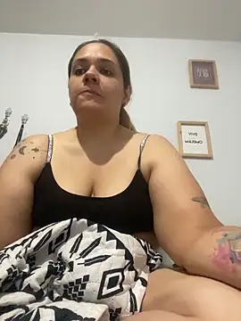 Snapshot of LoreinnFox chatting on 12, 4, 2026 LoreinnFox online show from 12, 4, 2026