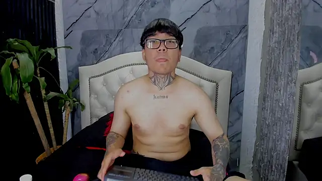 Snapshot of Noah_West18 chatting on 2, 12, 2025 Noah West18 online show from 2, 12, 2025