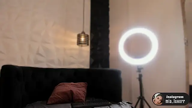 Mia Luxor online show from 22, 2, 2026