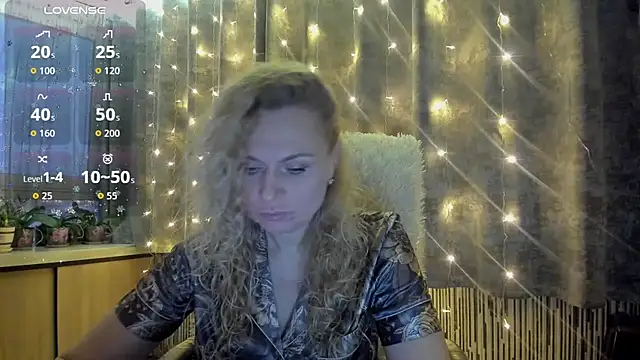 Snapshot of LanaLight_x chatting on 23, 12, 2025 LanaLight x online show from 23, 12, 2025