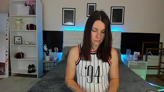 KiraNeeww online show from 5, 2, 2026