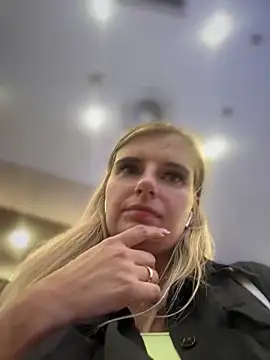 Snapshot of Betsy chatting on 1, 2, 2025 Betsy online show from 1, 2, 2025