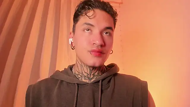 Snapshot of AlecBanne chatting on 15, 12, 2025 AlecBanne online show from 15, 12, 2025