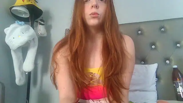 Snapshot of RedRubyRed chatting on 5, 12, 2025 RedRubyRed online show from 5, 12, 2025