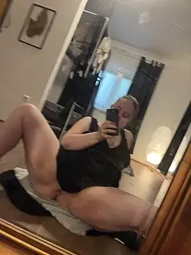 Snapshot of ScarletSaffire chatting on 5, 4, 2026 ScarletSaffire online show from 5, 4, 2026