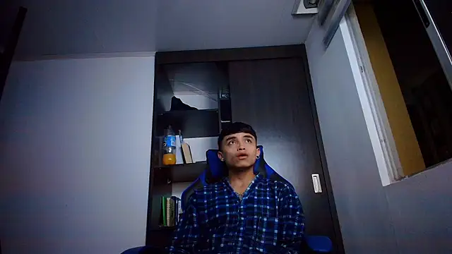 Snapshot of NoahGun_ chatting on 19, 12, 2025 NoahGun online show from 19, 12, 2025