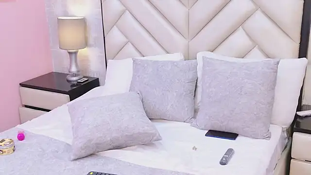 Snapshot of HeatherHazell chatting on 14, 12, 2025 HeatherHazell online show from 14, 12, 2025