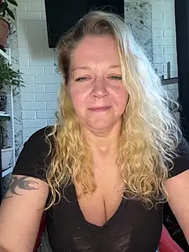 Snapshot of JenniferCarmen chatting on 25, 5, 2026 JenniferCarmen online show from 25, 5, 2026