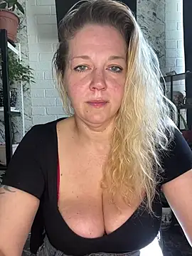 Snapshot of JenniferCarmen chatting on 4, 6, 2026 JenniferCarmen online show from 4, 6, 2026