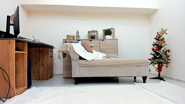 Snapshot of classy_medea chatting on 18, 12, 2025 classy medea online show from 18, 12, 2025