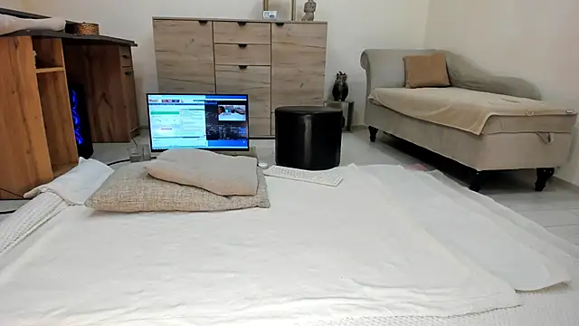 classy medea online show from 4, 4, 2026