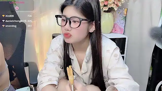 Snapshot of Yvonne-07 chatting on 15, 12, 2025 Yvonne-07 online show from 15, 12, 2025