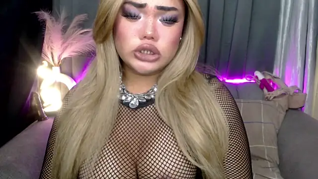 Snapshot of AlwaysHornyMia chatting on 17, 12, 2025 AlwaysHornyMia online show from 17, 12, 2025