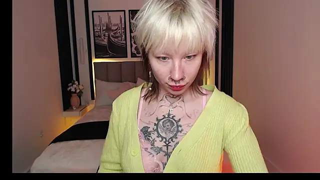 Snapshot of Luna_Hurt chatting on 17, 12, 2025 Luna Hurt online show from 17, 12, 2025