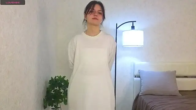 NyraVesperis online show from 10, 4, 2026