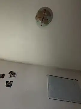 Snapshot of kingNQueen1211 chatting on 19, 12, 2025 kingNQueen1211 online show from 19, 12, 2025