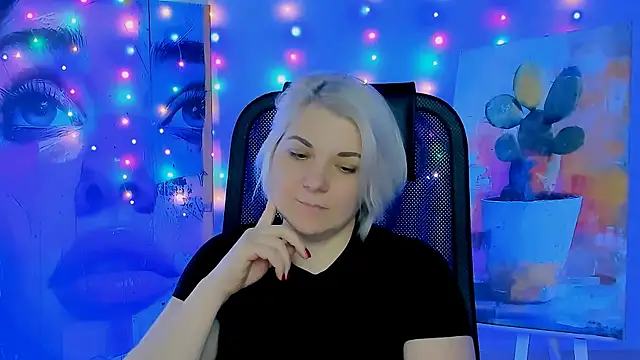 Snapshot of EvaEvals chatting on 15, 12, 2025 EvaEvals online show from 15, 12, 2025