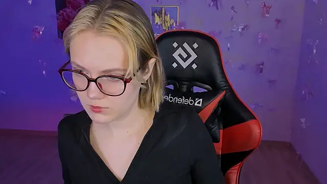 Snapshot of madeline_doll chatting on 2, 2, 2026 madeline doll online show from 2, 2, 2026