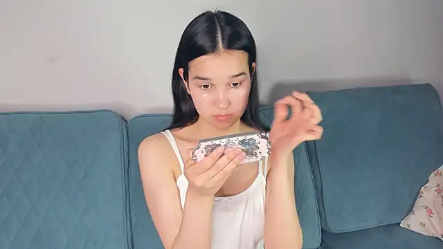 YvonneRobes online show from 17, 4, 2026