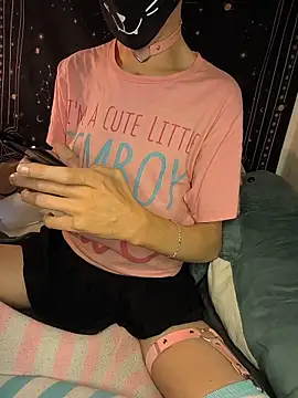 Snapshot of Femboitea-official chatting on 15, 12, 2025 Femboitea-official online show from 15, 12, 2025