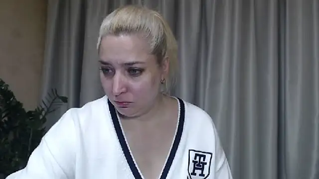 Snapshot of sweetpussy13 chatting on 13, 10, 2025 sweetpussy13 online show from 13, 10, 2025