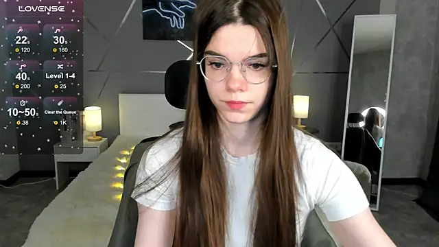 Snapshot of miss__evelyne chatting on 18, 12, 2025 miss evelyne online show from 18, 12, 2025