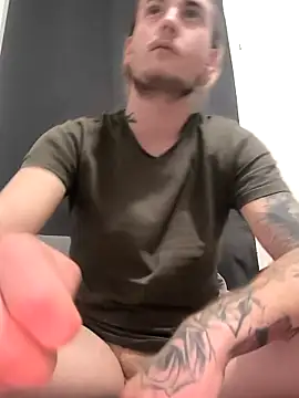 Snapshot of roro25ans chatting on 17, 12, 2025 roro25ans online show from 17, 12, 2025