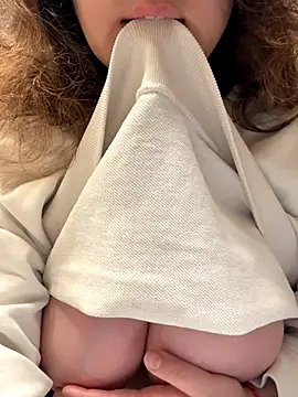 Snapshot of luisa_evans chatting on 15, 12, 2025 luisa evans online show from 15, 12, 2025