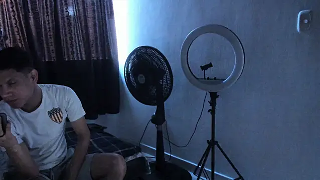 Snapshot of Apol0_69 chatting on 15, 12, 2025 Apol0 69 online show from 15, 12, 2025