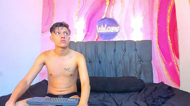 Snapshot of Hotsweet_Guys chatting on 14, 12, 2025 Hotsweet Guys online show from 14, 12, 2025