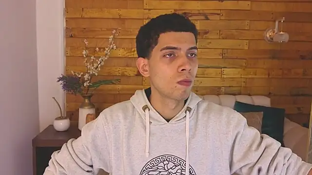 Snapshot of prettyboyy_13 chatting on 18, 12, 2025 prettyboyy 13 online show from 18, 12, 2025