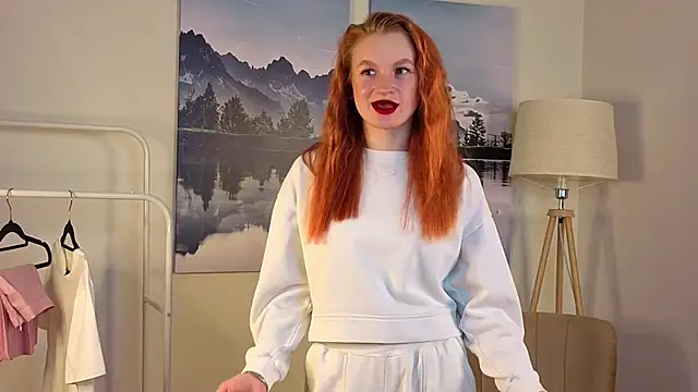 Snapshot of LouiseLuk chatting on 15, 12, 2025 LouiseLuk online show from 15, 12, 2025