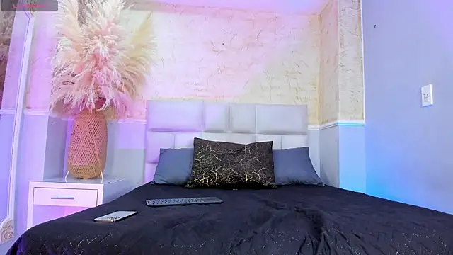 Snapshot of HileySweett chatting on 15, 12, 2025 HileySweett online show from 15, 12, 2025