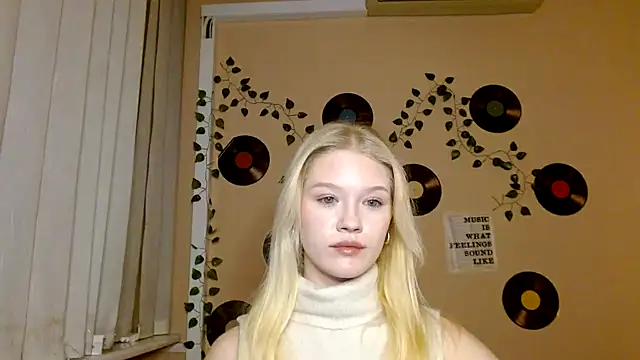 Snapshot of Aria__Moon chatting on 17, 12, 2025 Aria Moon online show from 17, 12, 2025