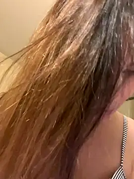 Snapshot of BellaBunny25 chatting on 16, 12, 2025 BellaBunny25 online show from 16, 12, 2025