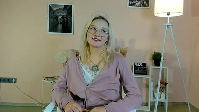 AdelinaMaddalena online show from 18, 12, 2025