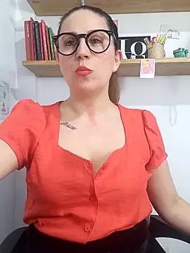 Snapshot of SofiEsteves chatting on 2, 5, 2026 SofiEsteves online show from 2, 5, 2026