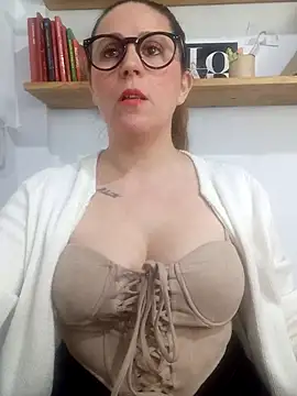 Snapshot of SofiEsteves chatting on 11, 5, 2026 SofiEsteves online show from 11, 5, 2026