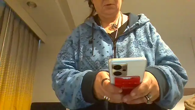 Snapshot of becky1111 chatting on 17, 4, 2026 becky1111 online show from 17, 4, 2026