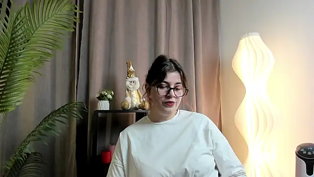 Snapshot of SuzieAllery chatting on 18, 12, 2025 SuzieAllery online show from 18, 12, 2025