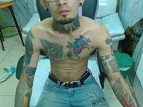 Snapshot of Boy_tatto77 chatting on 4, 5, 2026 Boy tatto77 online show from 4, 5, 2026