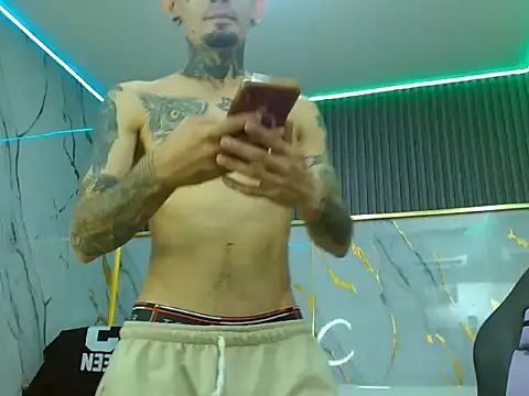 Snapshot of Boy_tatto77 chatting on 17, 5, 2026 Boy tatto77 online show from 17, 5, 2026