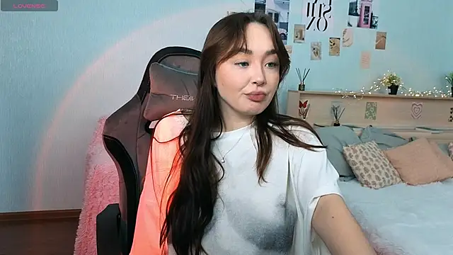 Snapshot of fallin_lovee chatting on 23, 12, 2025 fallin lovee online show from 23, 12, 2025