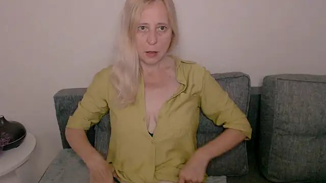 Snapshot of MiLenaMilf chatting on 10, 9, 2025 MiLenaMilf online show from 10, 9, 2025